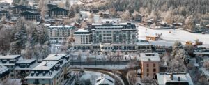 Vue hivernale de La Folie Douce Hotels Chamonix au pied des pistes