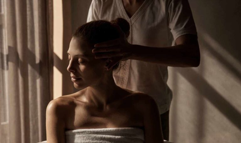 Femme profitant d’un massage relaxant au COMO Shambhala Retreat du COMO Le Beauvallon