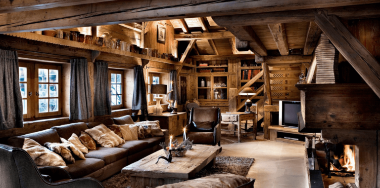 Salon chaleureux avec cheminée et bois ancien aux Fermes de Marie