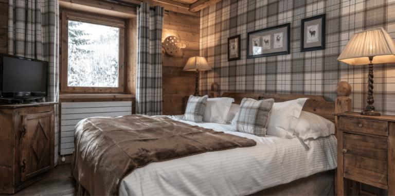 Chambre Classique en bois avec lit double et décoration montagnarde aux Fermes de Marie