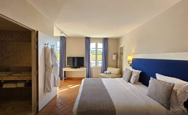 Chambre classique lumineuse avec décoration provençale à l’Hôtel Le Frégate Provence