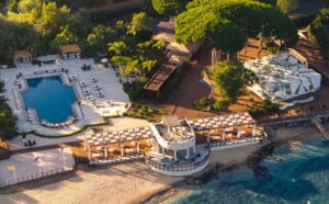 Vue aérienne du COMO Le Beauvallon à Saint-Tropez avec piscine, plage et pins parasols