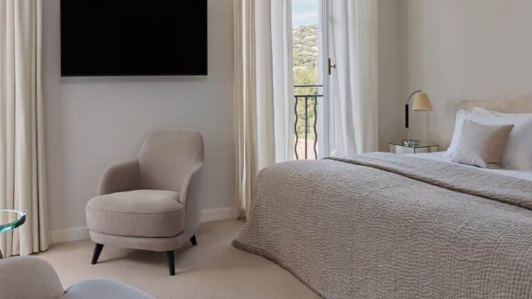 Chambre élégante avec balcon et décoration contemporaine au COMO Le Beauvallon