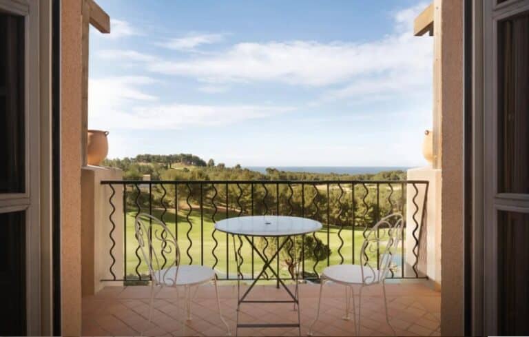 Chambre élégante avec vue sur le golf et la mer Méditerranée à l’Hôtel Le Frégate Provence