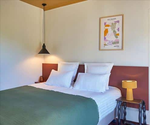 Chambre Évasion à La Maison du Val avec lumière naturelle et vue sur le parc