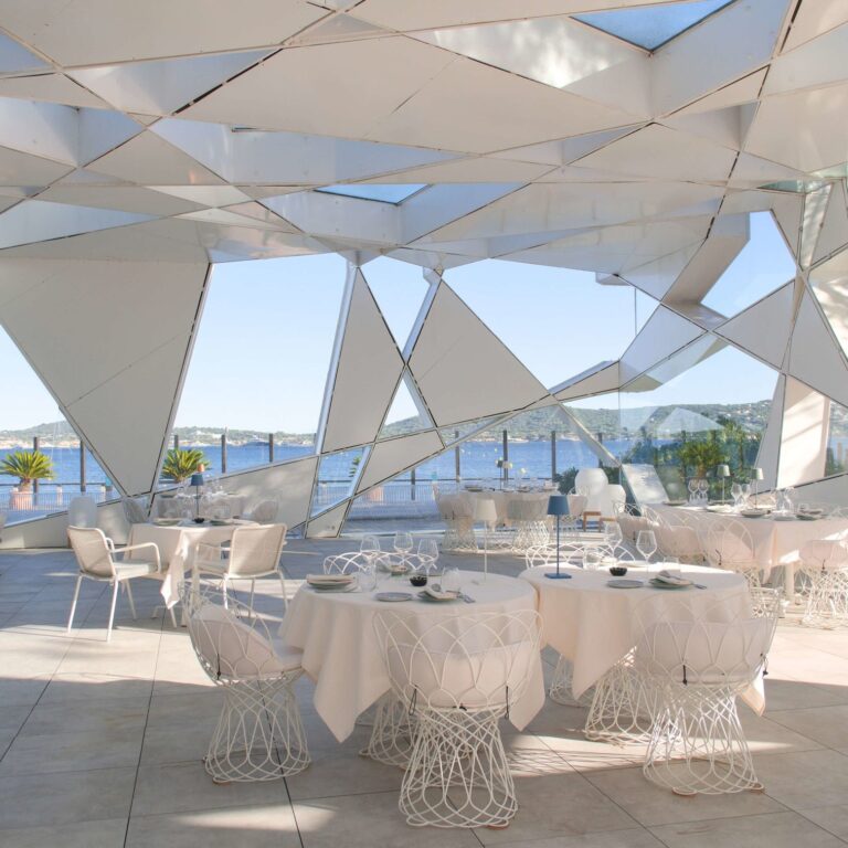 Salle du restaurant du COMO Le Beauvallon à Saint-Tropez avec vue sur la mer et design contemporain