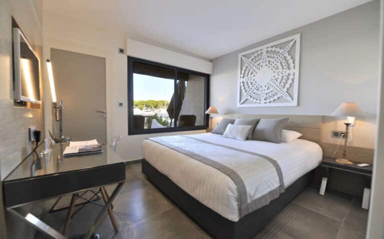 Chambre Première du Spinaker, décor contemporain et terrasse
