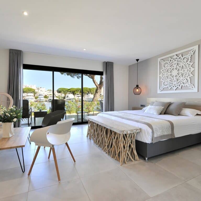 Suite Prestige du Spinaker avec vue panoramique sur la marina