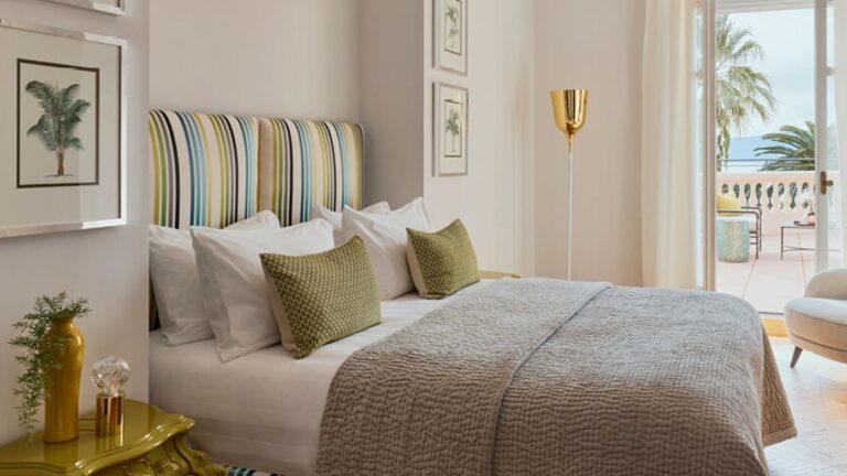 Suite contemporaine avec deux chambres et terrasse vue mer au COMO Le Beauvallon