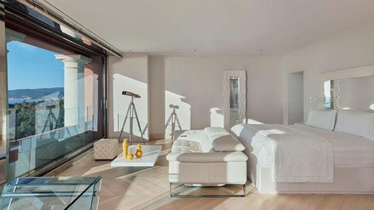 Suite spacieuse avec baie vitrée et vue panoramique sur la mer au COMO Le Beauvallon