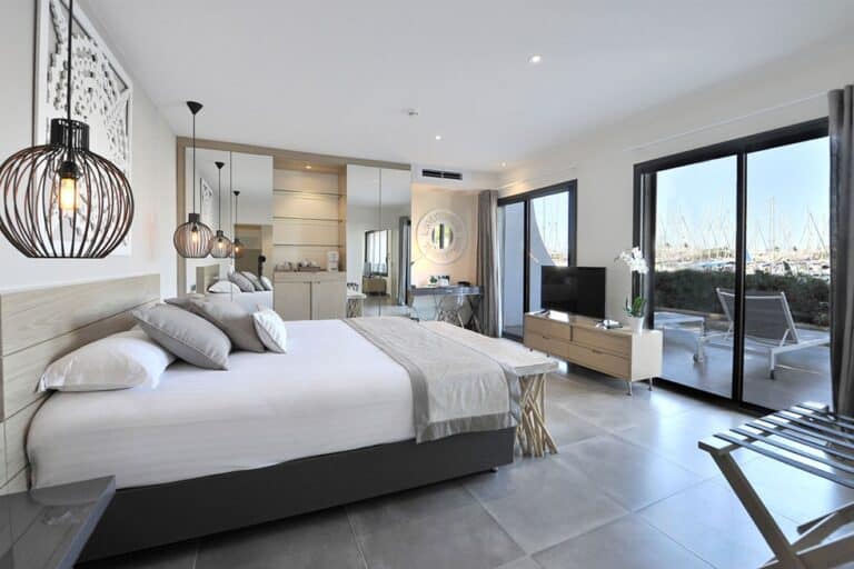 Suite Luxe du Spinaker avec terrasse donnant sur le port