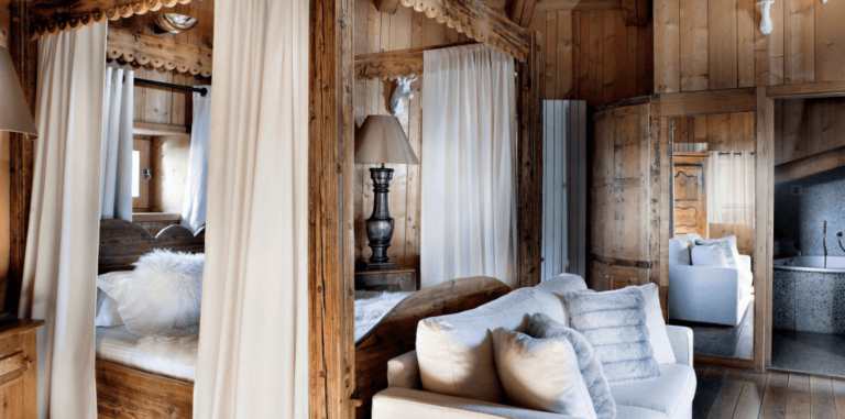 Suite Rochebrune avec lit à baldaquin et salon privatif aux Fermes de Marie