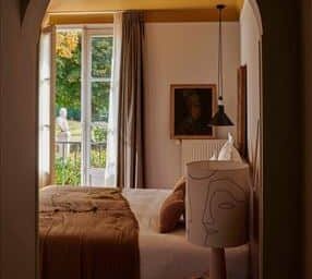 Suite de La Maison du Val avec coin salon et décoration élégante