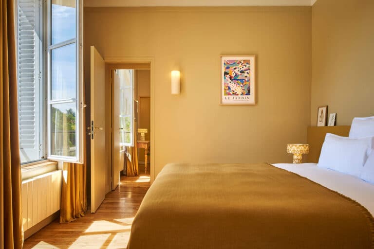 Chambre communicante à La Maison du Val avec deux espaces séparés et lit double