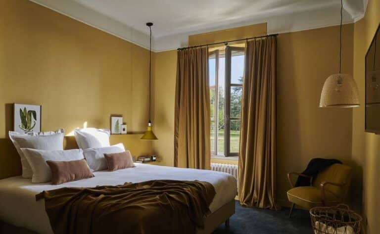 Chambre Tradition à La Maison du Val avec lit double et décoration chaleureuse