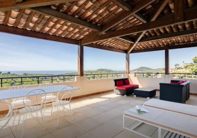 Suite panoramique avec grande terrasse et vue mer à l’Hôtel Le Frégate Provence