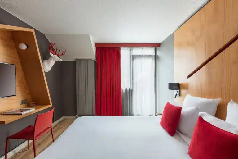 Chambre Classique de l’Hôtel Les Aiglons à Chamonix avec décoration moderne.