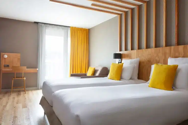 Chambre Supérieure de l’Hôtel Les Aiglons à Chamonix, lumineuse avec lits jumeaux.