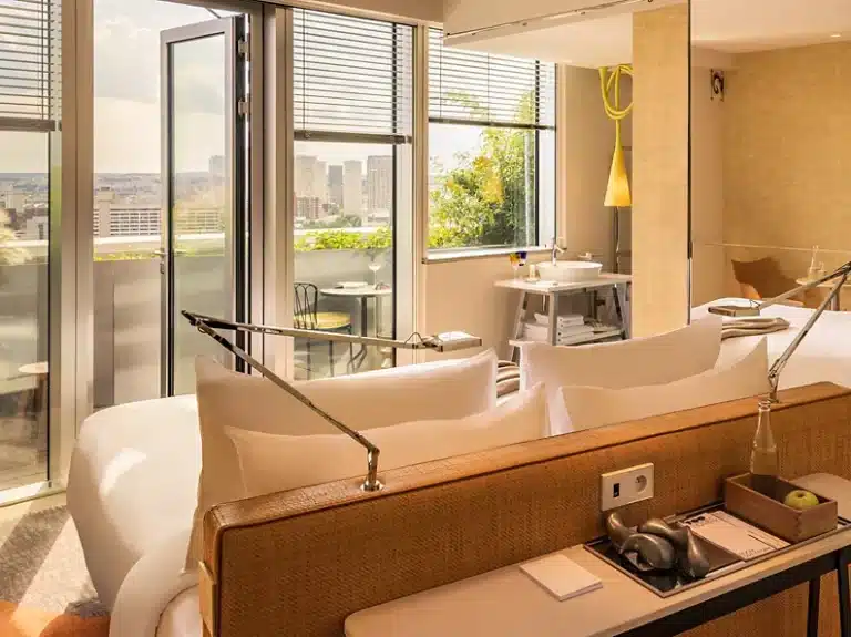 Chambre avec terrasse et vue panoramique au Too Hotel MGallery Paris