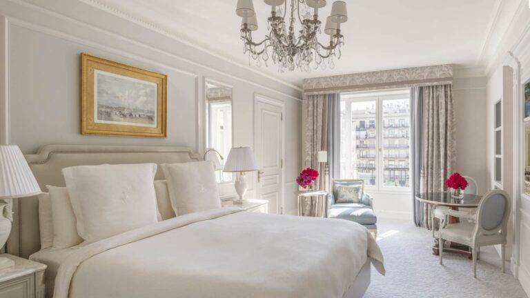 Chambre Supérieure au Four Seasons Hotel George V Paris