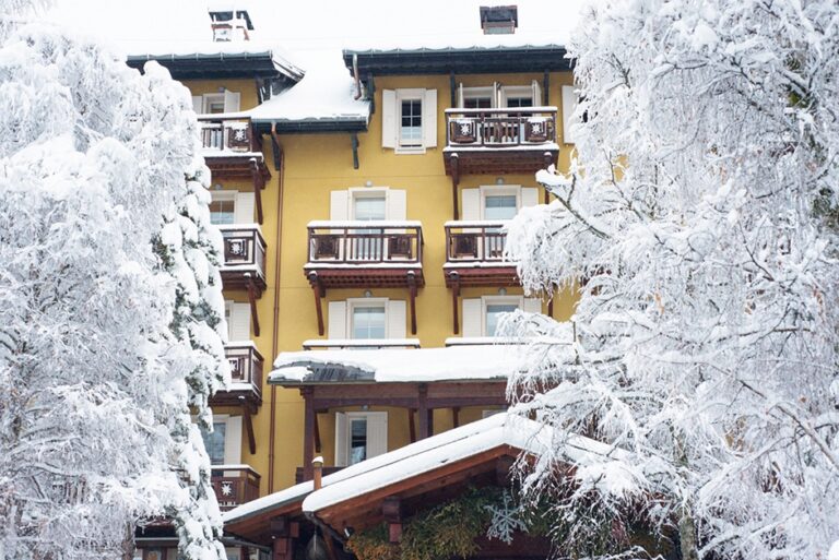 Façade du Lodge Park Megève en hiver entourée de neige