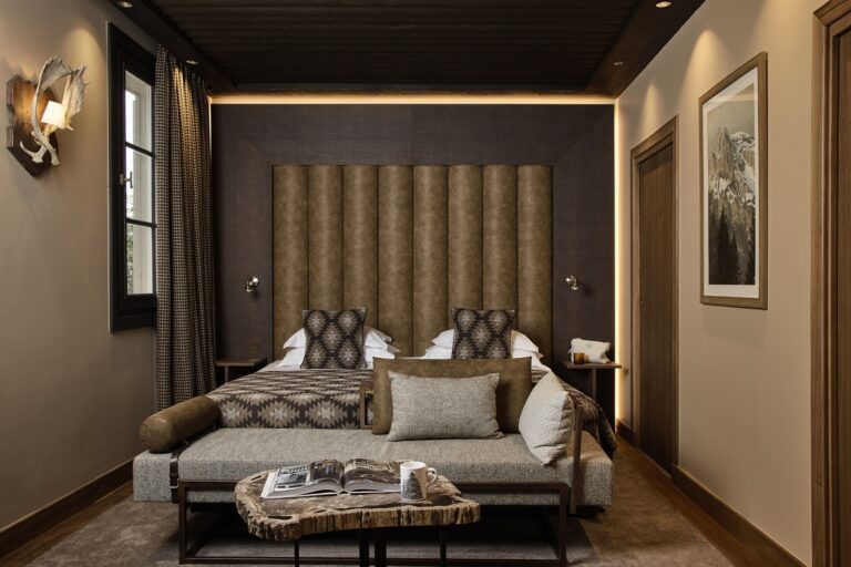 Suite Executive au Lodge Park Megève avec chambre double et coin salon chaleureux