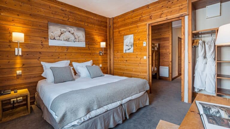 Chambre famille boisée avec lit double à l’Hôtel Carlina La Plagne