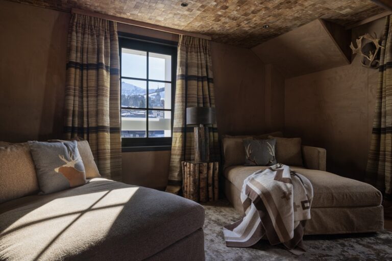 Master Suite du Lodge Park Megève avec grand salon et décoration alpine