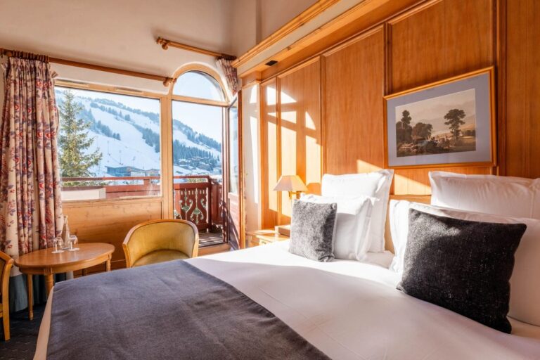 Chambre triple avec balcon et vue sur les pistes à Courchevel