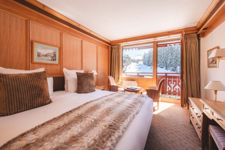 Chambre élégante en bois avec vue montagne à Courchevel
