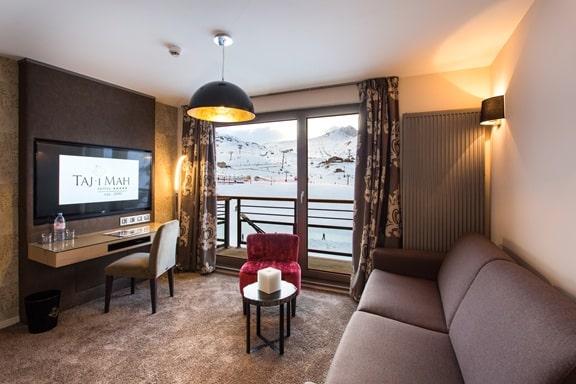 Chambre avec coin salon et balcon à l’Hôtel Taj-I Mah Les Arcs