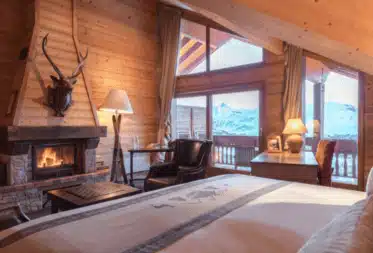 Chambre Prestige Hugo avec cheminée à l’Hôtel Au Chamois d’Or Alpe d’Huez