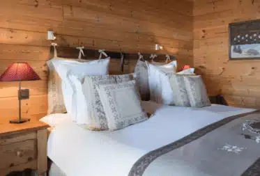 Chambre Confort avec décoration boisée à l’Hôtel Au Chamois d’Or Alpe d’Huez