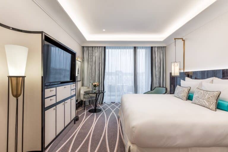 Chambre Executive avec balcon et coin salon au Maison Albar Le Victoria Nice