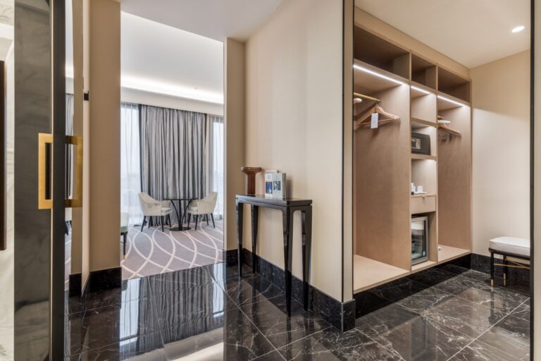 Junior Suite avec dressing et espace salon au Maison Albar Le Victoria Nice