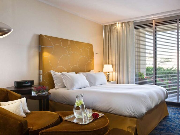 Chambre Luxury avec balcon vue Vieux-Port Sofitel Marseille