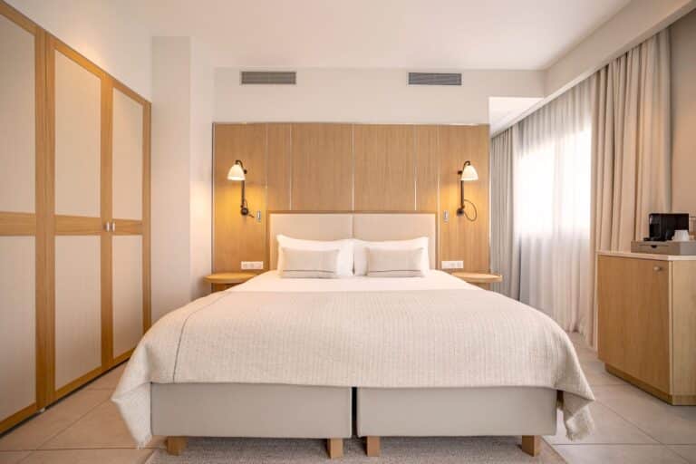 Chambre lumineuse au design épuré au Kube Hotel Saint-Tropez