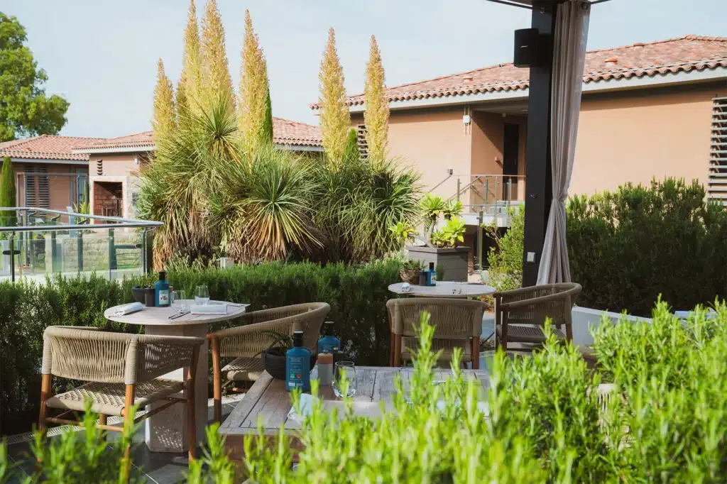Terrasse intimiste au cœur de la végétation