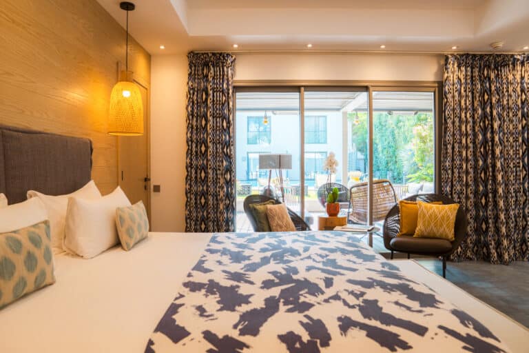 Chambre avec terrasse et espace salon au Kube Hotel Saint-Tropez