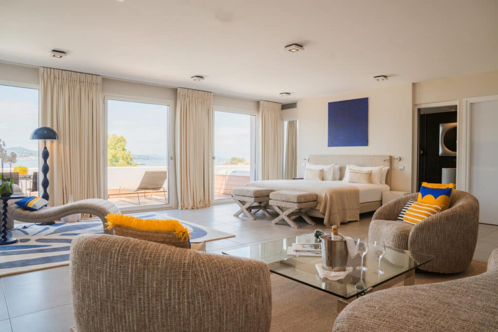 Suite spacieuse avec salon et terrasse au Kube Hotel Saint-Tropez