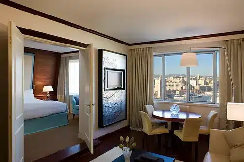 Suite Opéra avec salon et vue sur Marseille au Sofitel