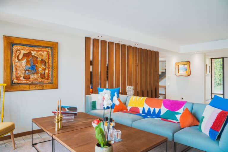 Salon intérieur design avec canapé coloré au Kube Hotel Saint-Tropez