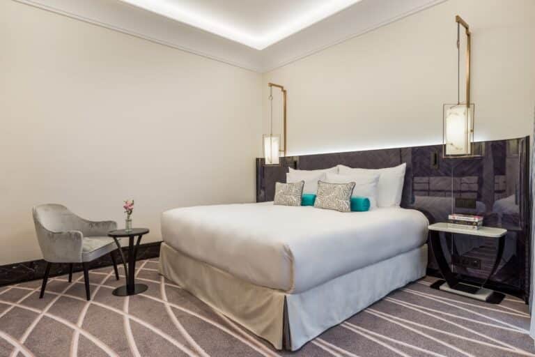 Suite familiale spacieuse avec chambre et espace salon au Maison Albar Le Victoria Nice