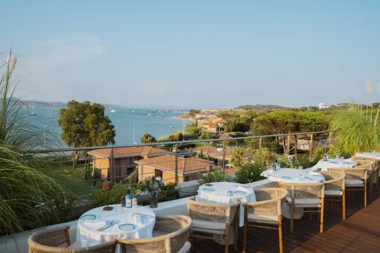 Terrasse du restaurant avec vue sur la mer au Kube Hotel Saint-Tropez
