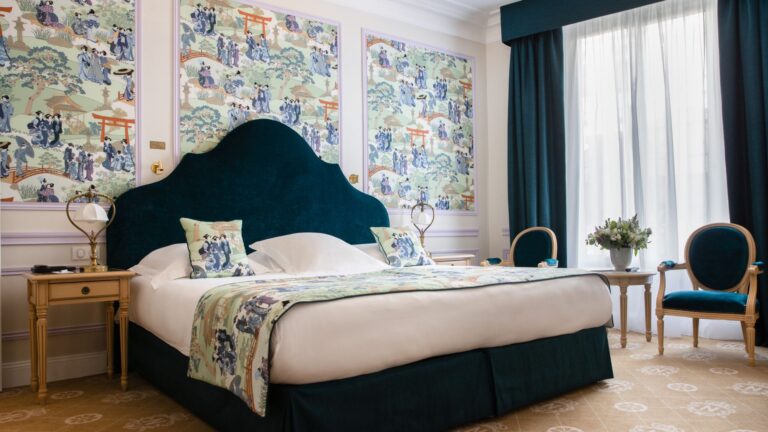 Chambre supérieure avec vue et décoration classique
