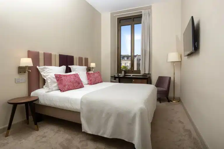 Chambre Escale avec décoration élégante et tons rosés