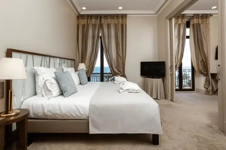 Grande suite élégante avec vue mer et lit double