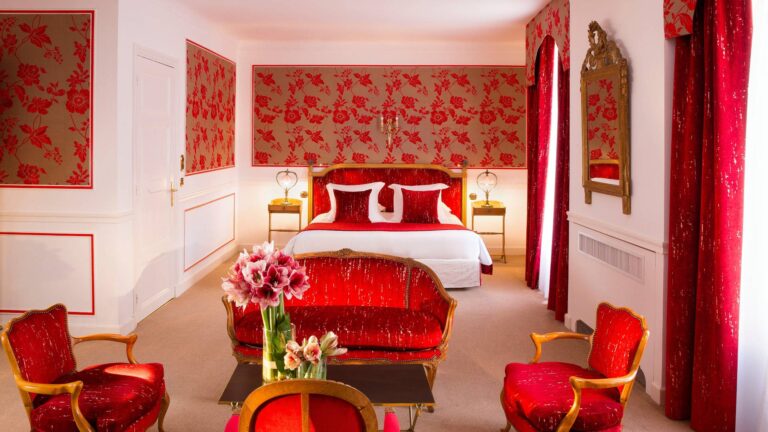 Suite familiale rouge au Negresco avec salon et lit double
