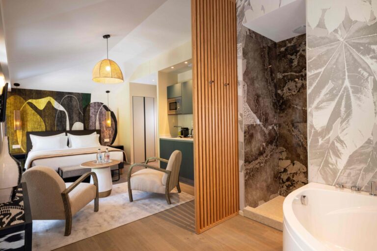Suite Ségurane avec baignoire et espace salon
