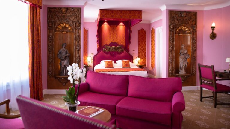 Chambre Deluxe Famille au Negresco avec décoration classique et espace salon